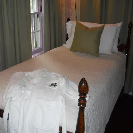 Centennial House Bed And Breakfast-2